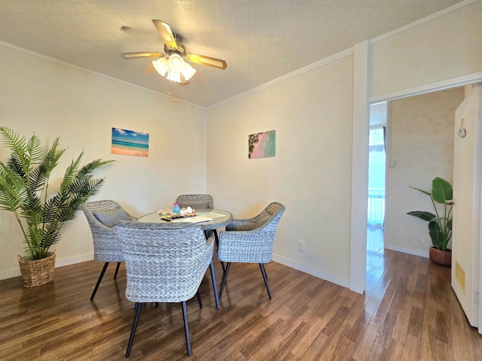 リビングダイニングです。南国らしさを感じられるインテリアです。