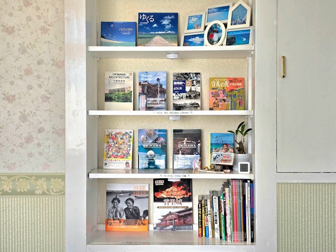 沖縄関連の書籍を集めたミニ文庫をご用意しています。ご滞在中にお楽しみくださいませ。