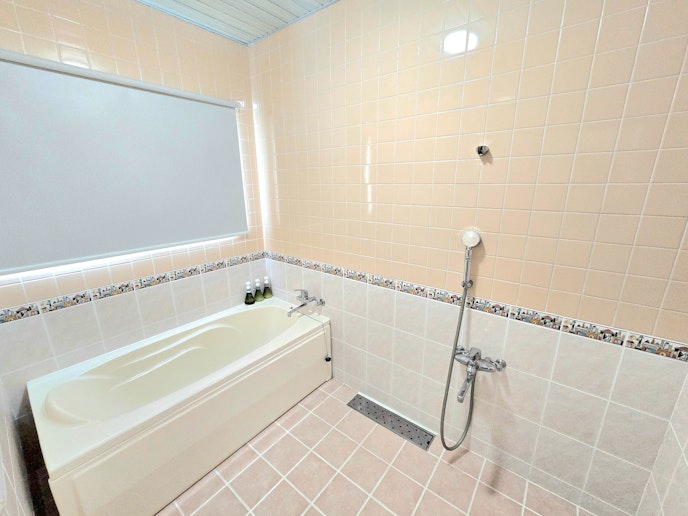 バスルームです。サロン仕様のマーガレットジョセフィンのシャンプー、トリートメント、ボディーソー...