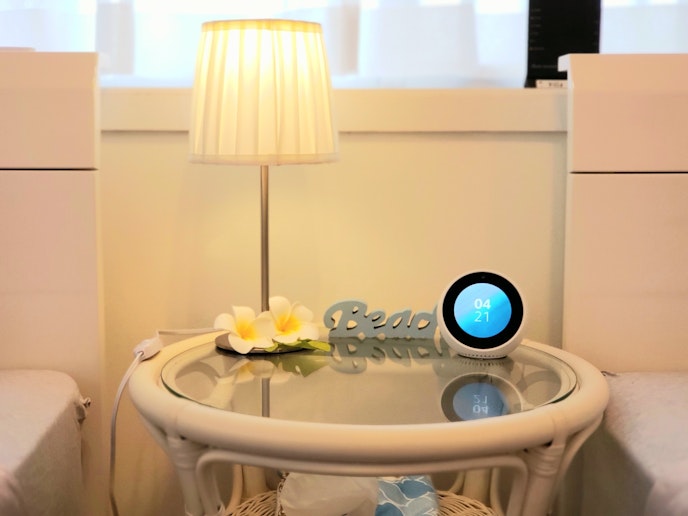 客室にはスマートスピーカーを設置しており、音楽の聴き放題サービスや、フロントへのお電話、ちぇく...