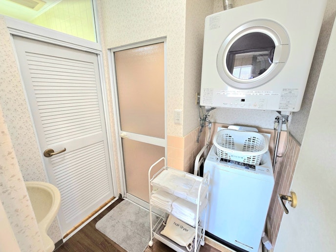 ランドリールーム・脱衣所です。無料でご利用いただける洗濯機、衣類乾燥機、無料のアロマ洗濯洗剤を...