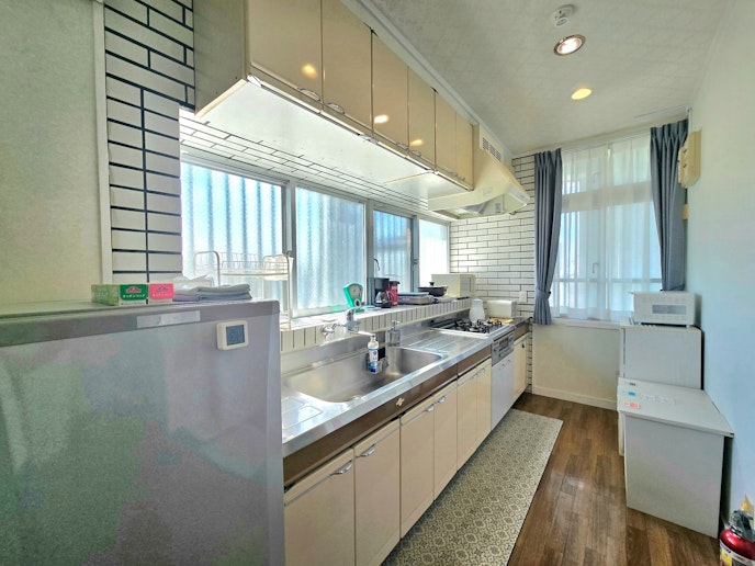 明るく清潔なキッチンです。食器、調理器具、調理家電一式を無料でご利用いただけます。（後片付け、...