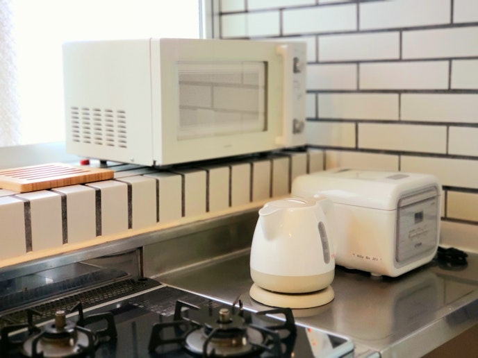 明るく清潔なキッチンです。食器、調理器具、調理家電一式を無料でご利用いただけます。（後片付け、...