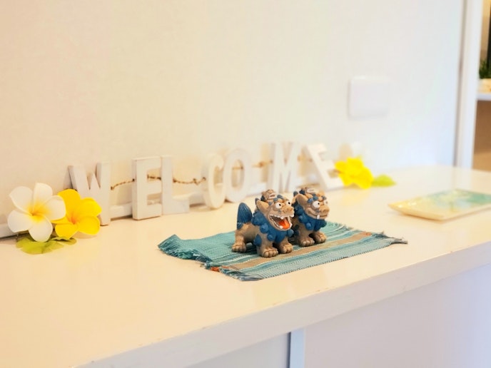 玄関です。ご入室の際から沖縄の風を感じられるインテリアでお迎えします。