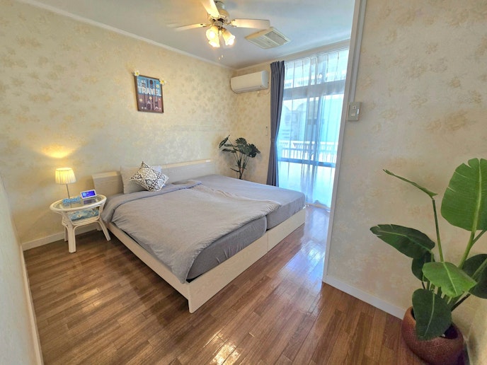 シングルベッド2台をハリウッドツインスタイルで提供する寝室2です。南国らしさを感じられるインテ...