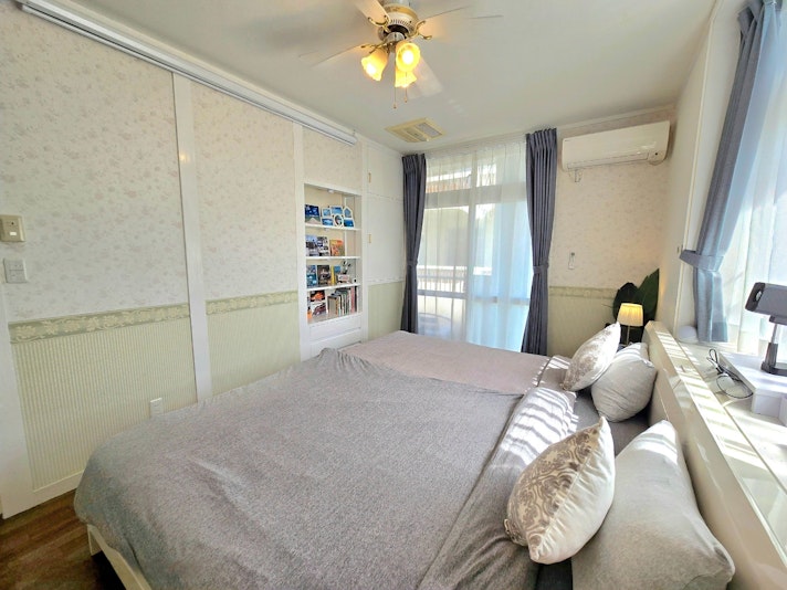 セミダブルベッド2台をハリウッドツインスタイルで提供する寝室1です。南国らしさを感じられるイン...