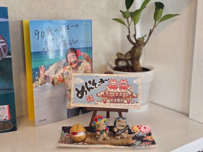 沖縄関連の書籍を集めたミニ文庫をご用意しています。ご滞在中にお楽しみくださいませ。