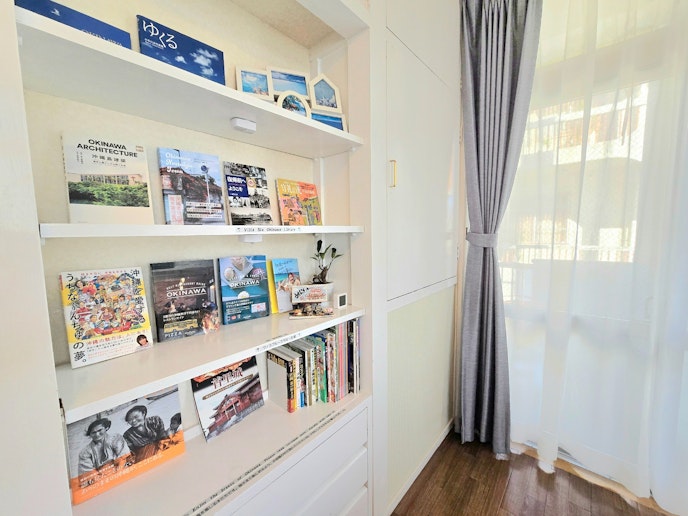 沖縄関連の書籍を集めたミニ文庫をご用意しています。ご滞在中にお楽しみくださいませ。