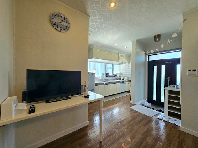 リビングダイニングです。南国らしさを感じられるインテリアです。