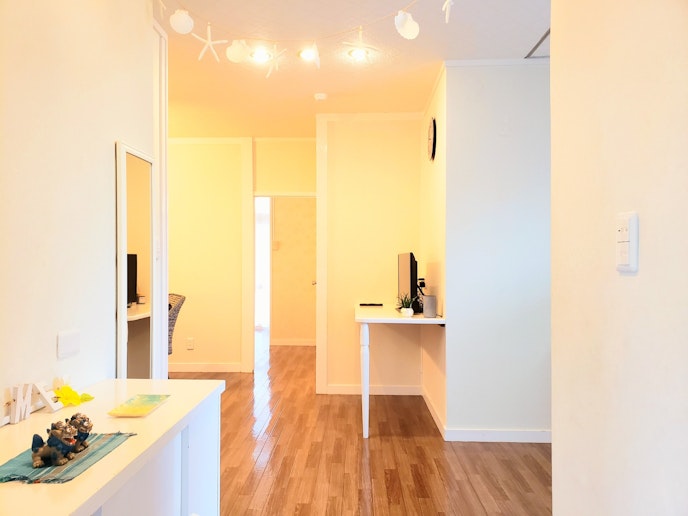 玄関です。ご入室の際から沖縄の風を感じられるインテリアでお迎えします。