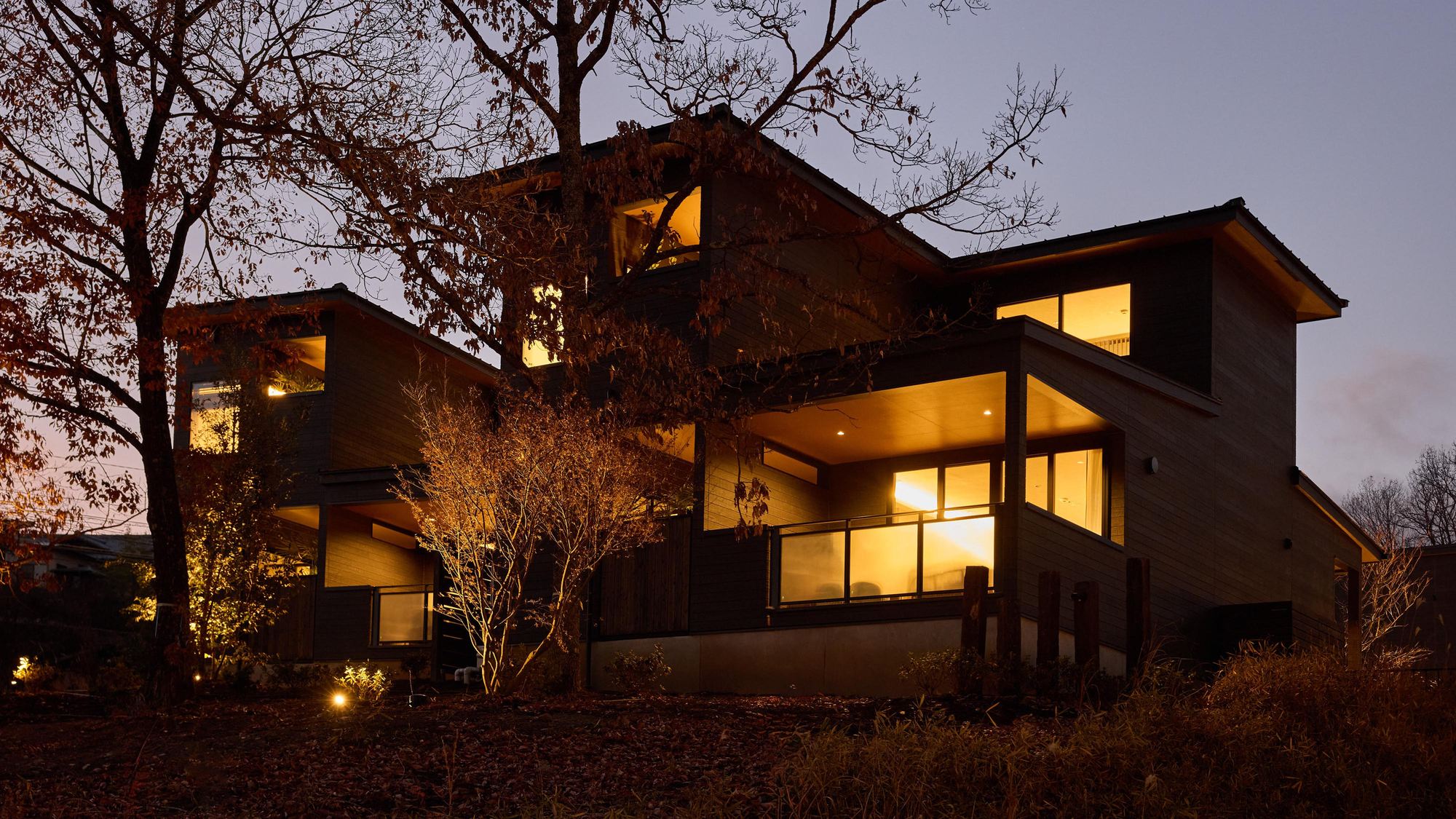 【外観：夕景】プライベートヴィラで、特別な宿泊体験を。