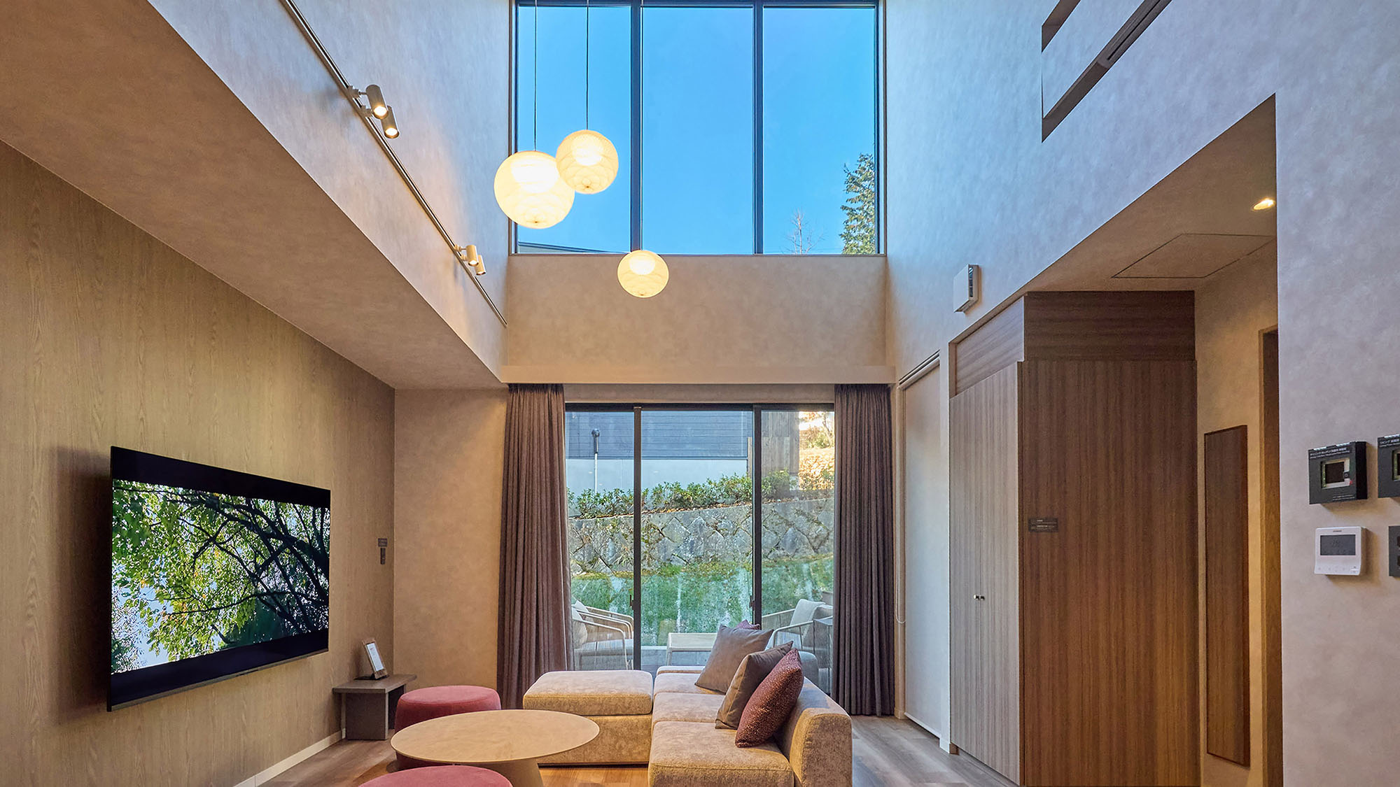 【B：リビング】高い天井と大きな窓の開放的な空間