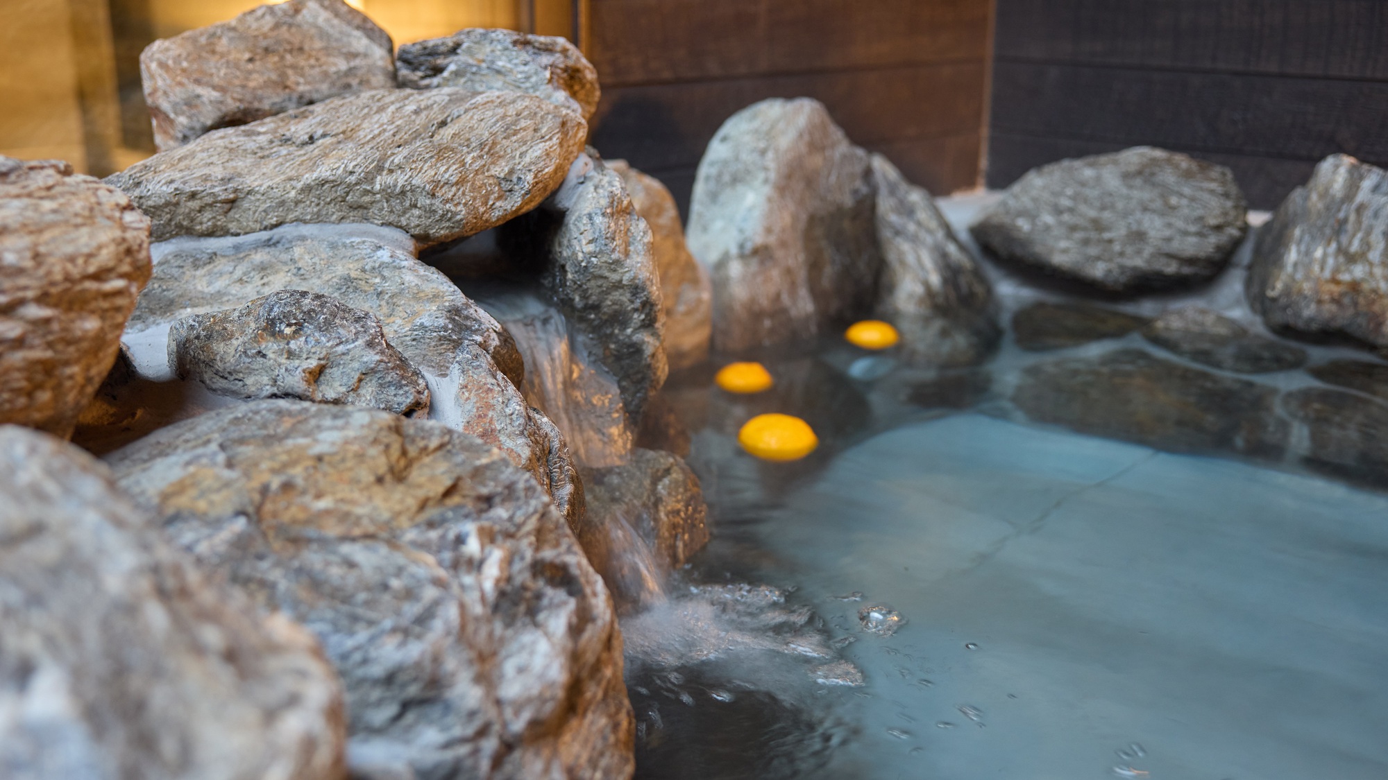 【B：イメージ】体の芯から温まる露天風呂で至極のひと時を