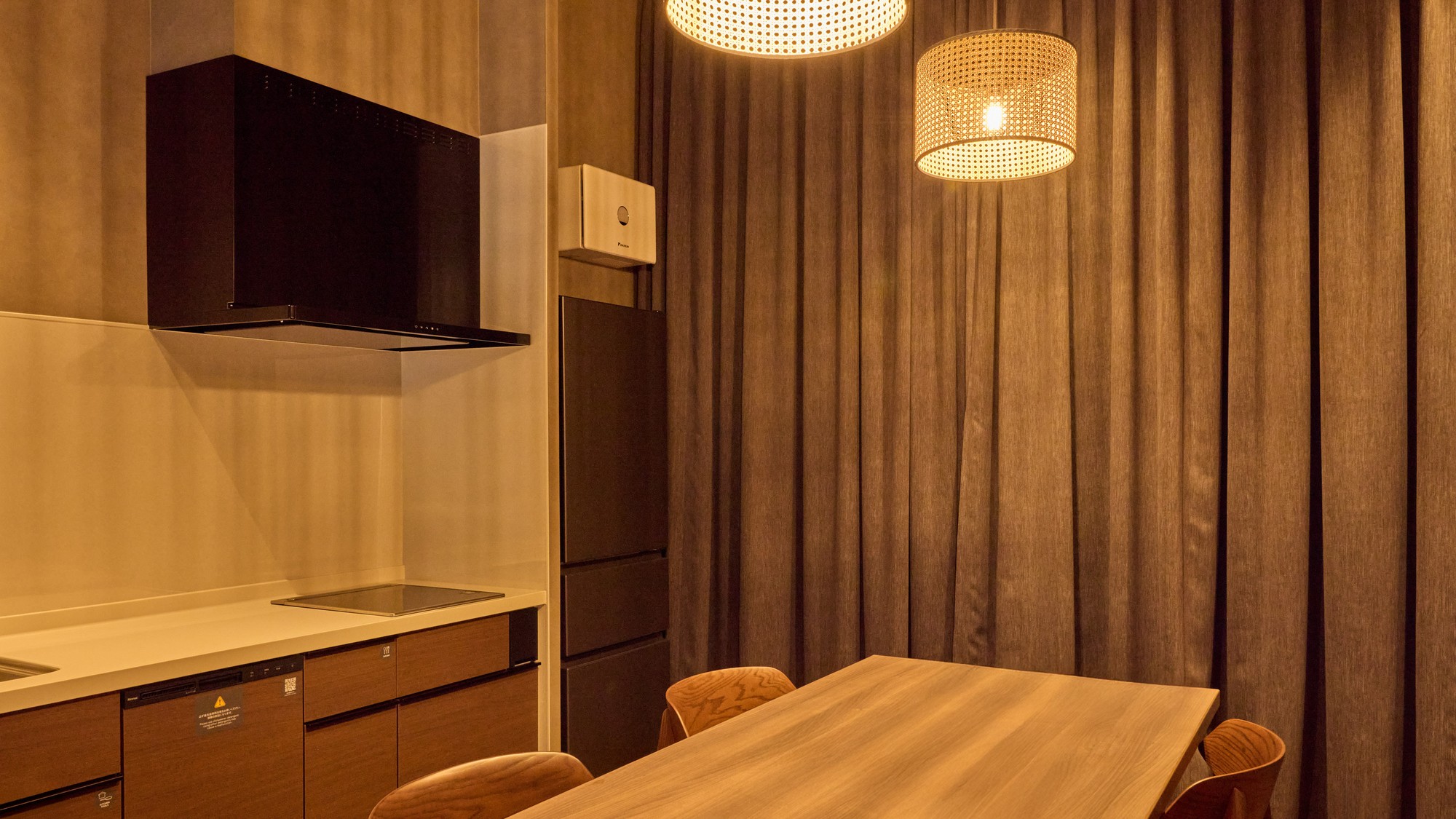 【D・Dペット：ダイニング】落ち着きと温かみのあるダイニング