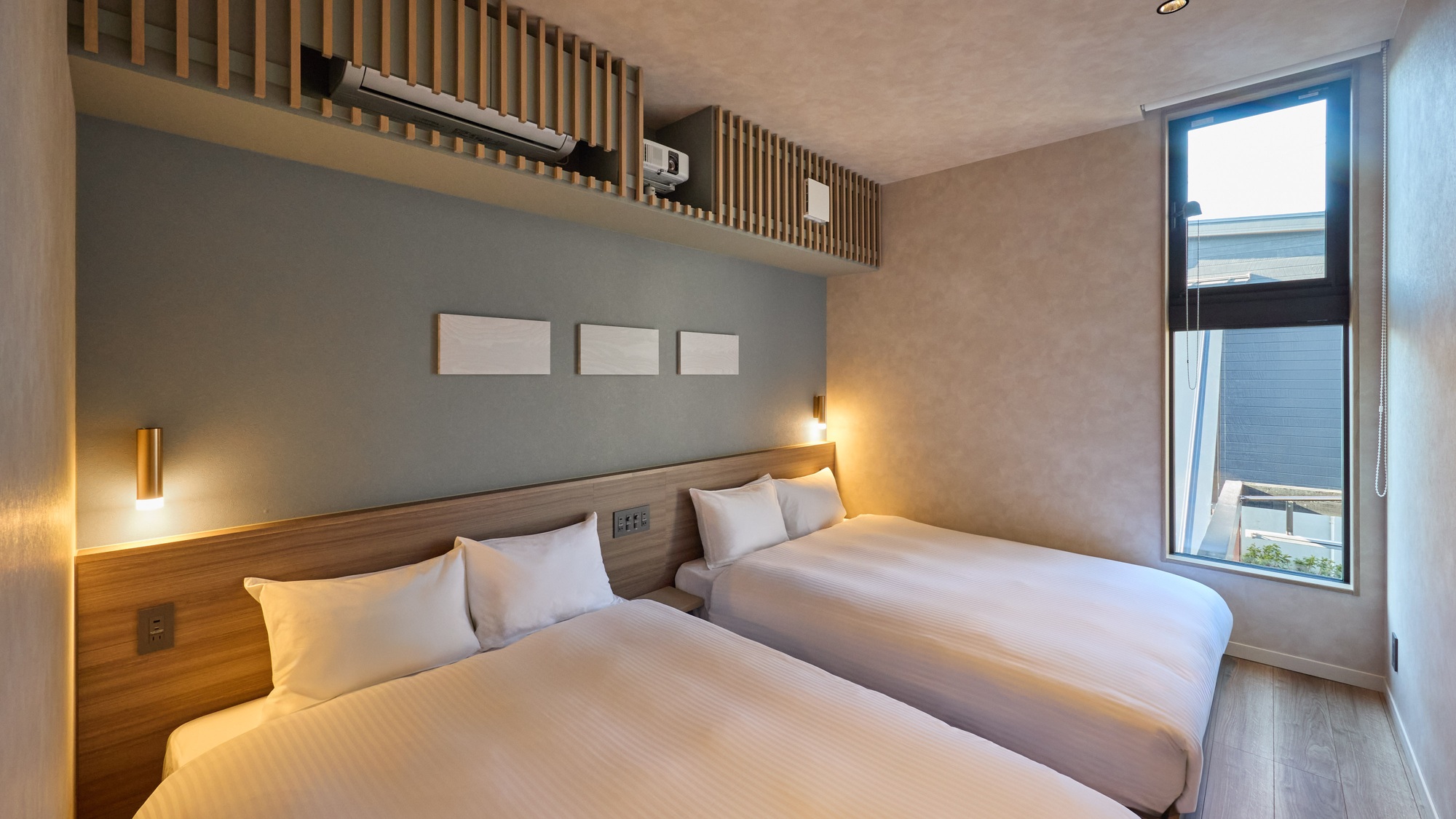 【B：寝室】落ち着いた雰囲気の寝室。ダブルベッドを完備