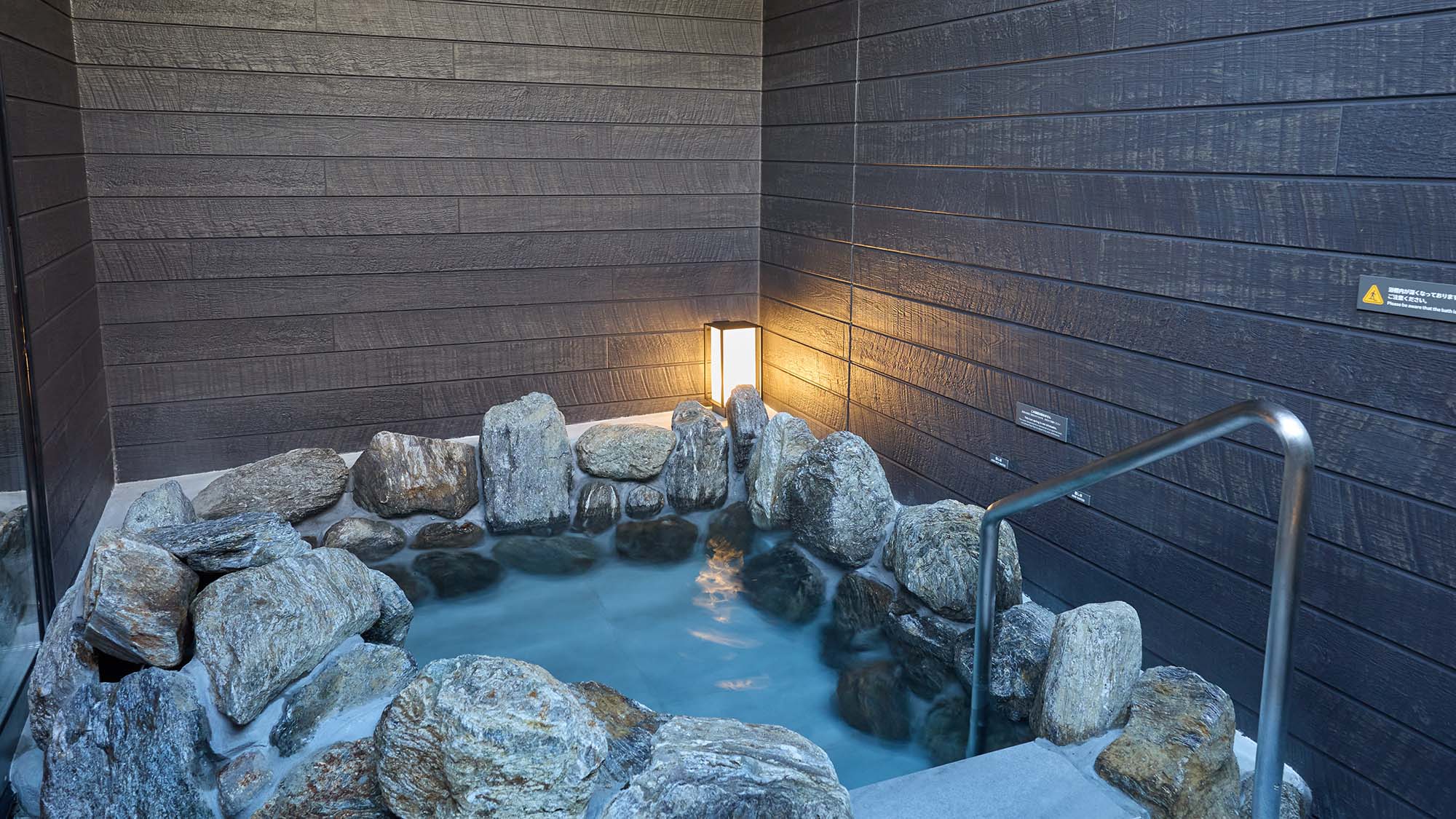 【B：露天風呂】体の芯から温まる客室専用自家源泉温泉をお楽しみください