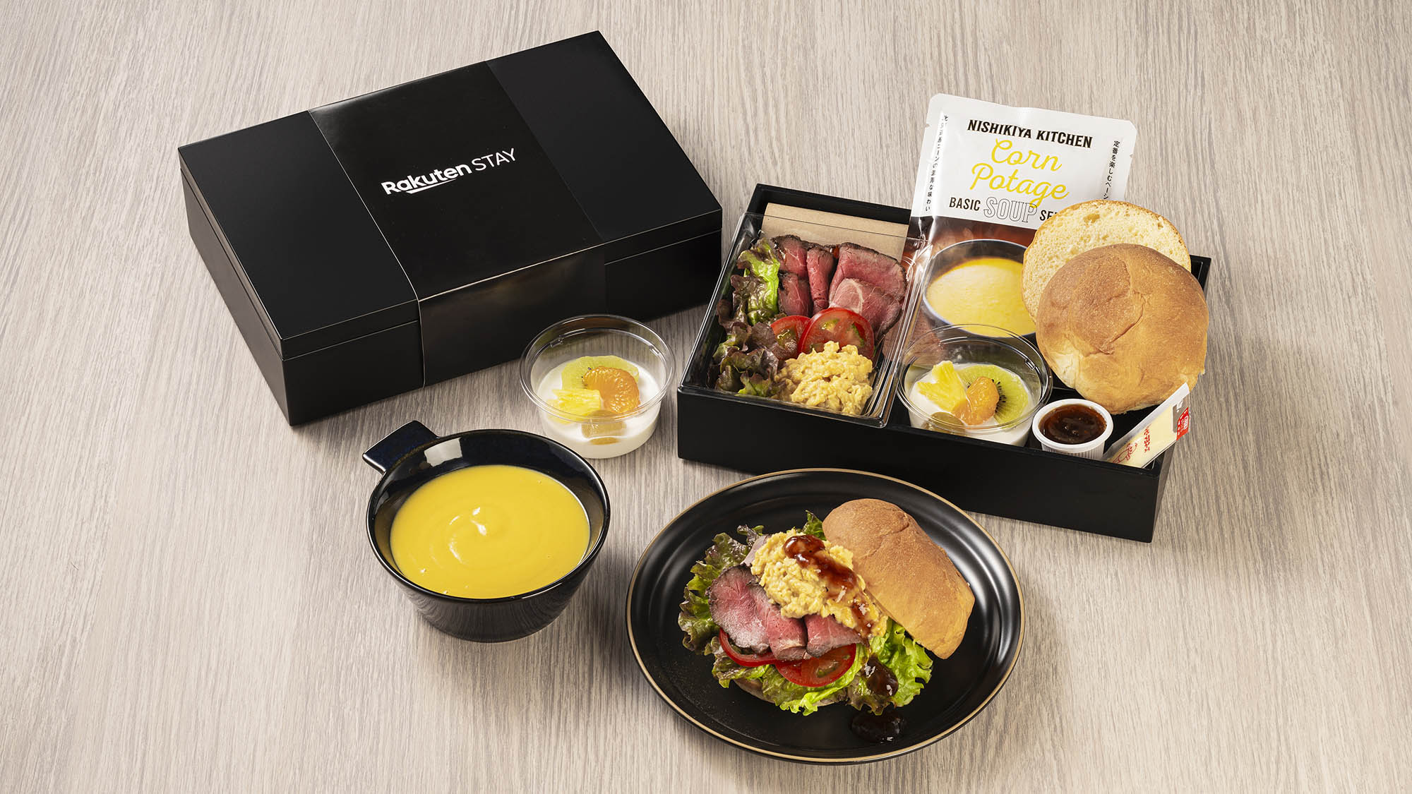 【食事：洋朝食】ローストビーフ、バンズ、スクランブルエッグ、サラダ、スープ、デザートのセット