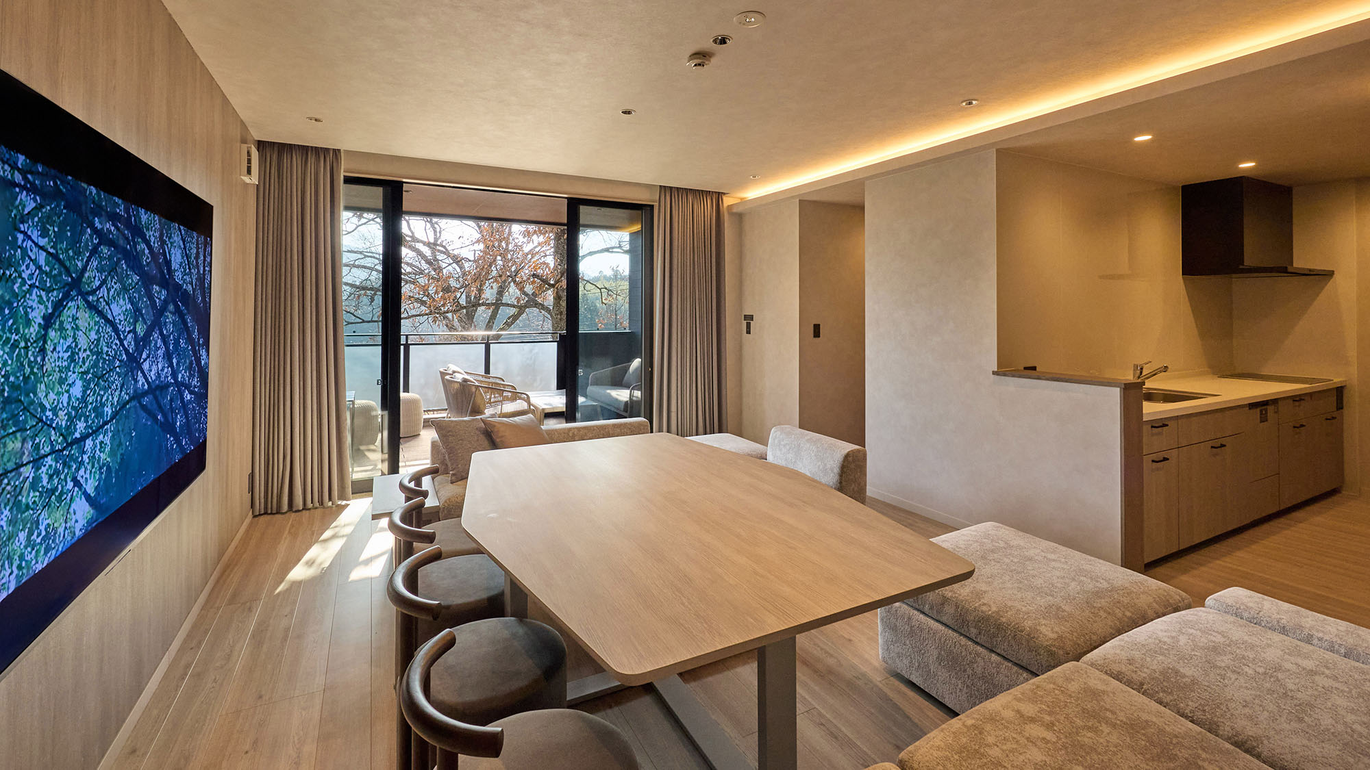 【A・Aペット：リビングダイニング】大きなダイニングテーブルを囲み家族・友達と団らんのひと時を