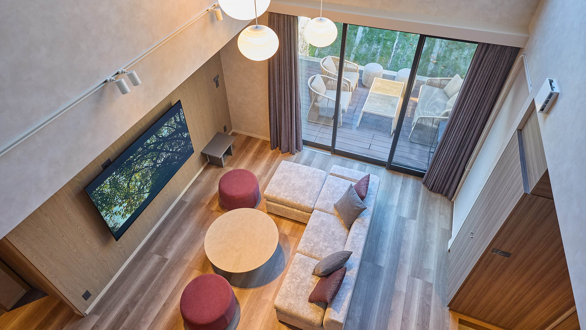 【B：リビング】開放感あふれるリビング空間