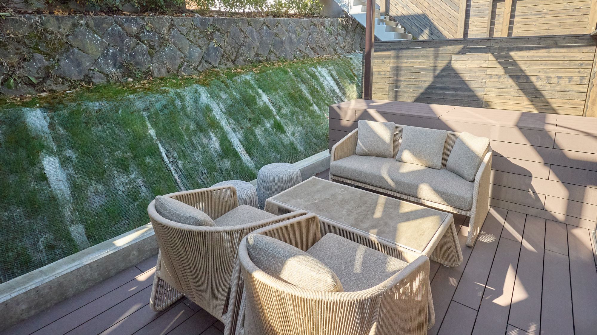 【B：テラス】完全プライベートな空間で、豊かな自然に癒されるひと時を。