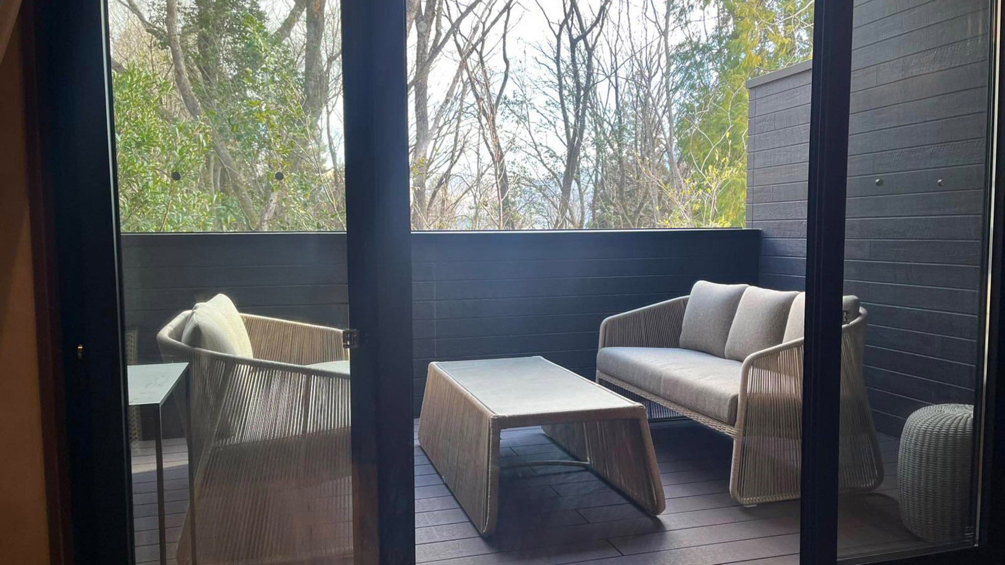 【C：テラス】自然が感じられるテラスでリラックス