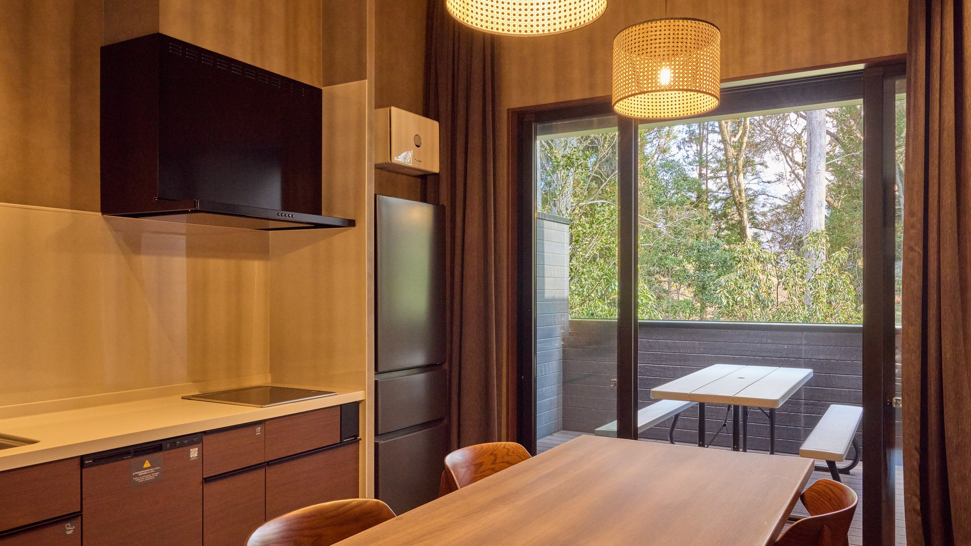 【D・Dペット：ダイニング】豊かな自然が感じられるキッチンダイニング