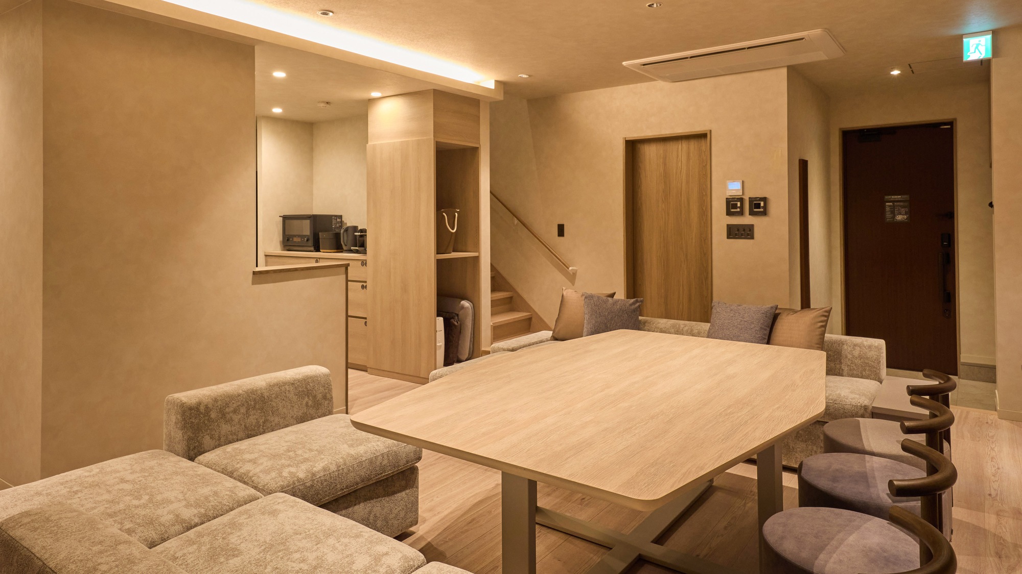 【A・Aペット：リビングダイニング】大きなダイニングテーブルを囲み家族・友達と団らんのひと時を