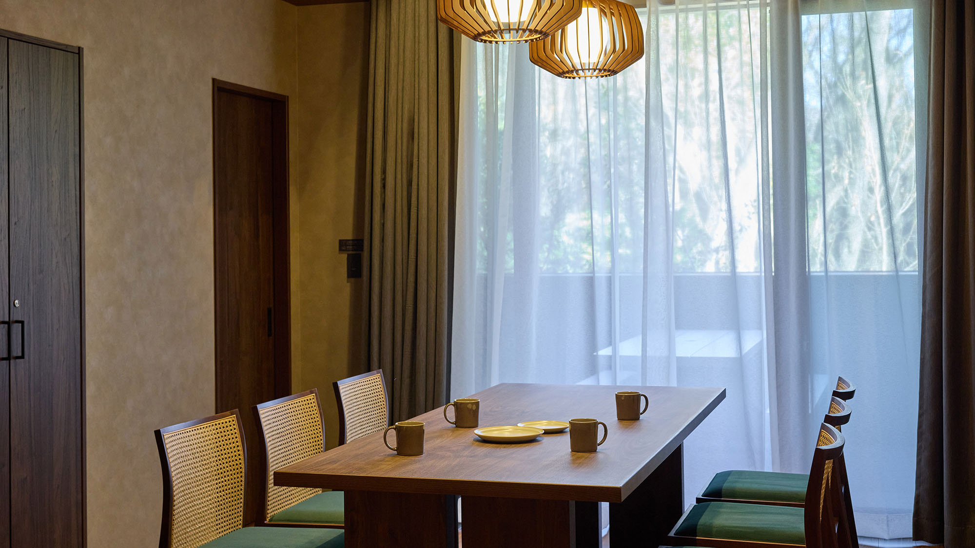 【C：ダイニング】自然の光が入る、明るい雰囲気のダイニング空間