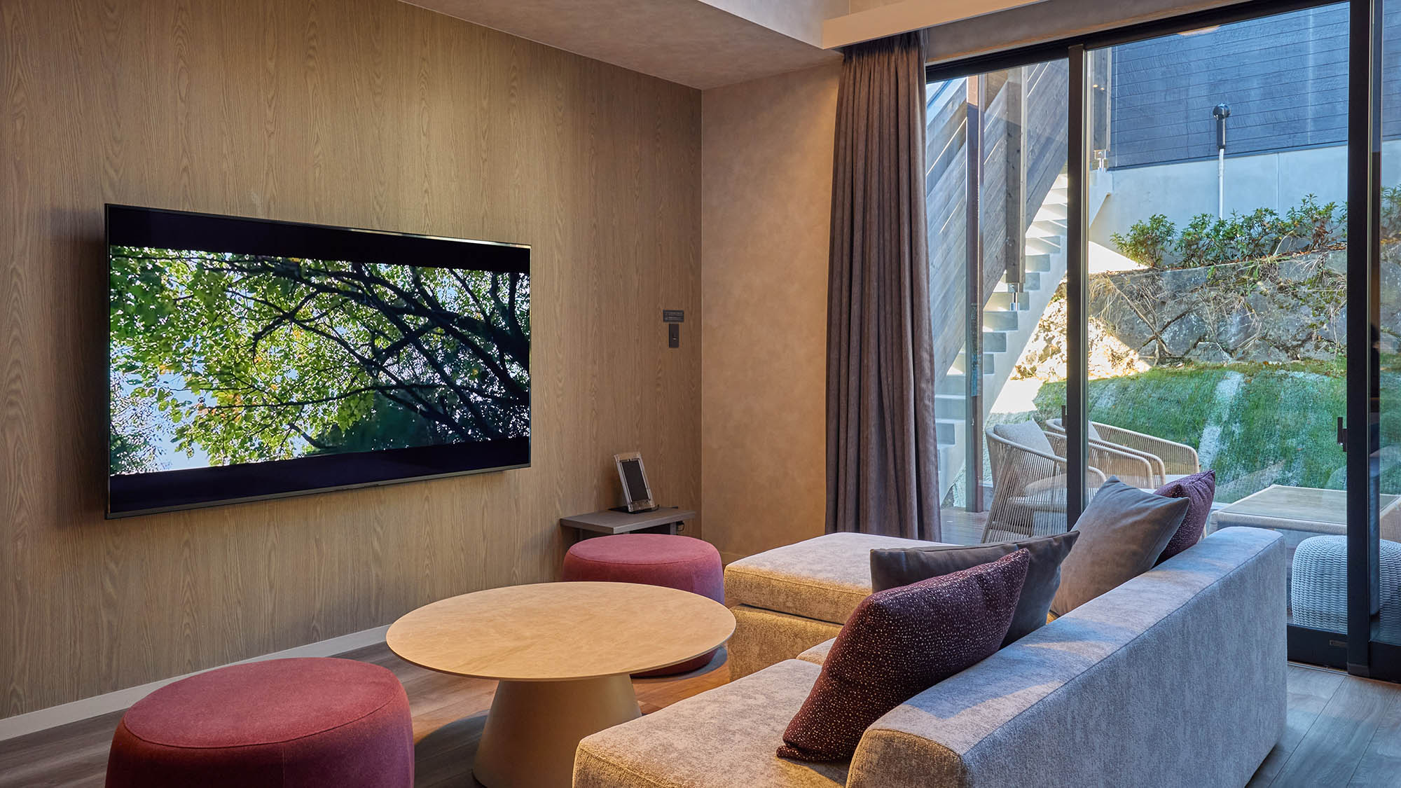 【B：リビング】明るく広々としておりグループでのご利用に最適です