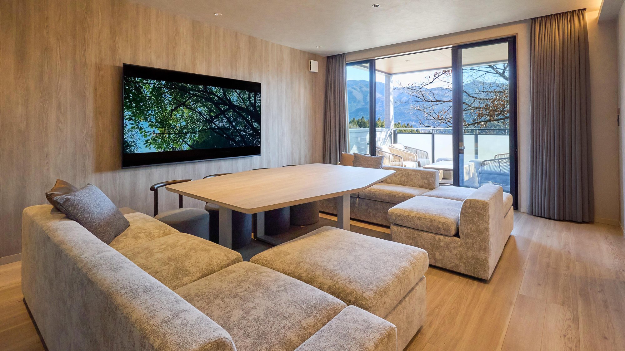 【A・Aペット：リビングダイニング】明るく開放的なリビングでワンちゃんも一緒にリラックス