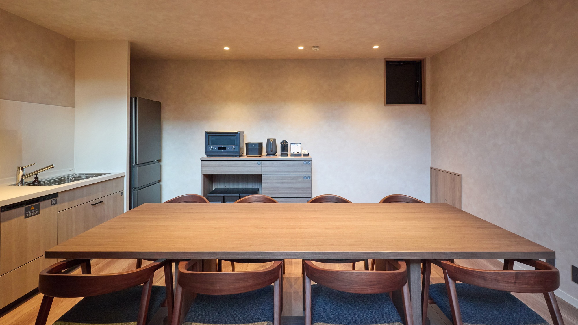 【B：ダイニング】ダイニングテーブルを囲み、会話やお食事を楽しみながら団らんのひと時を