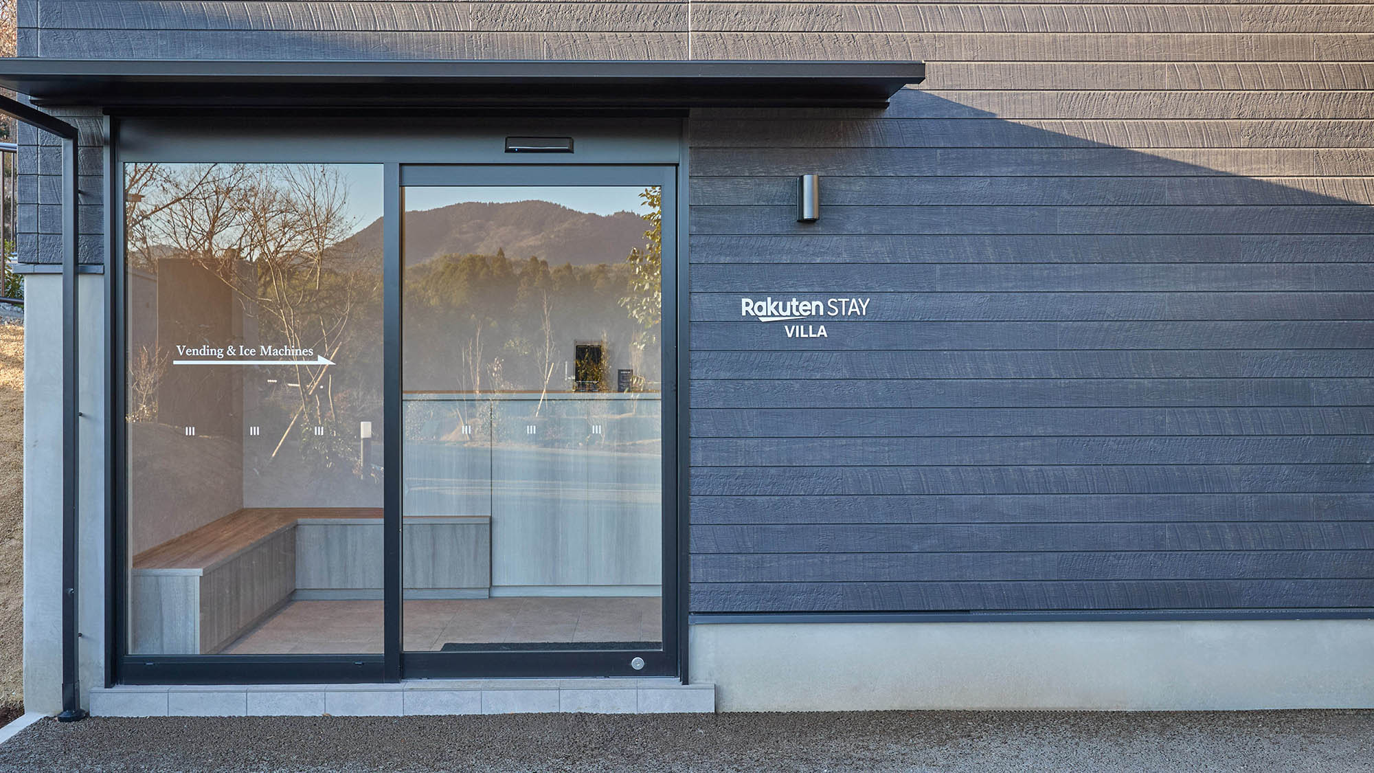 【その他：共用棟】共用棟にはチェックインタブレットと製氷機がございます