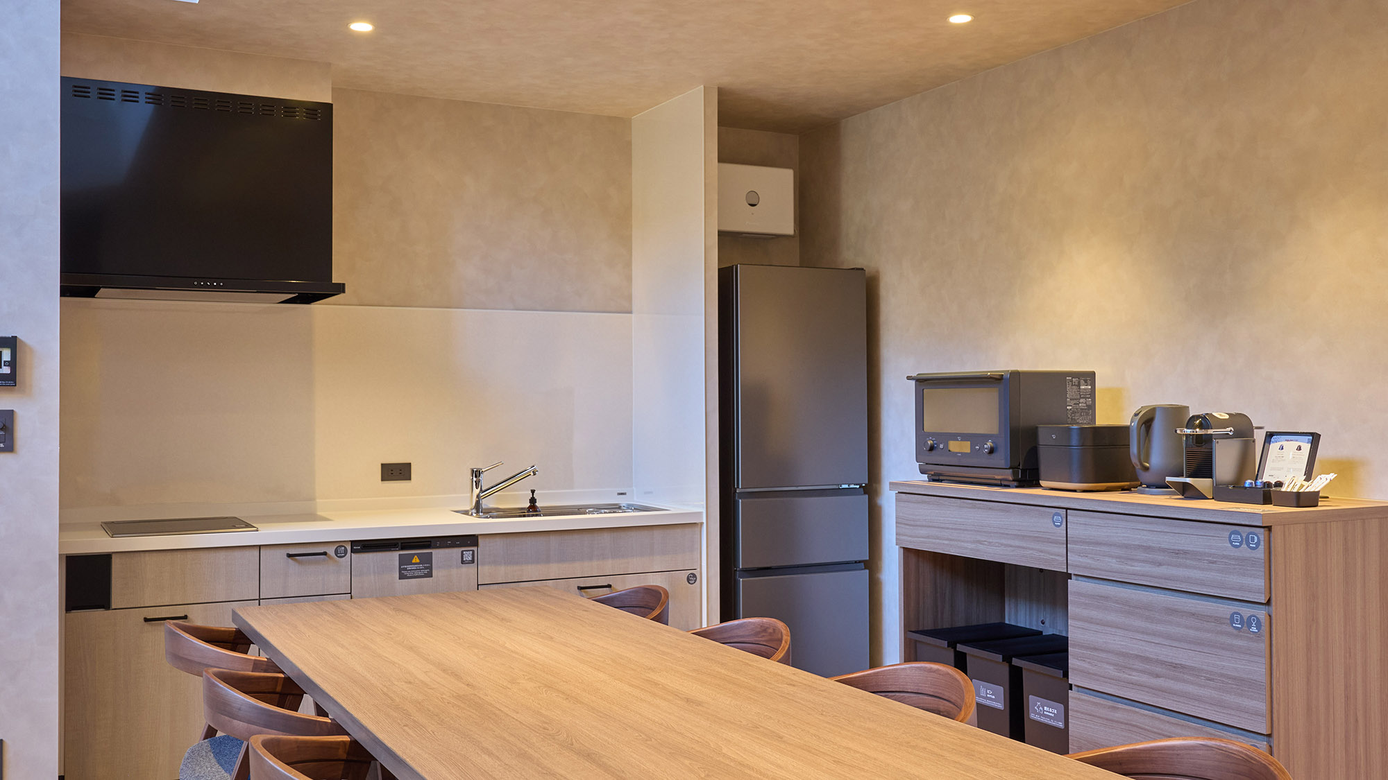 【B：ダイニング】キッチン家電や調理器具等を完備