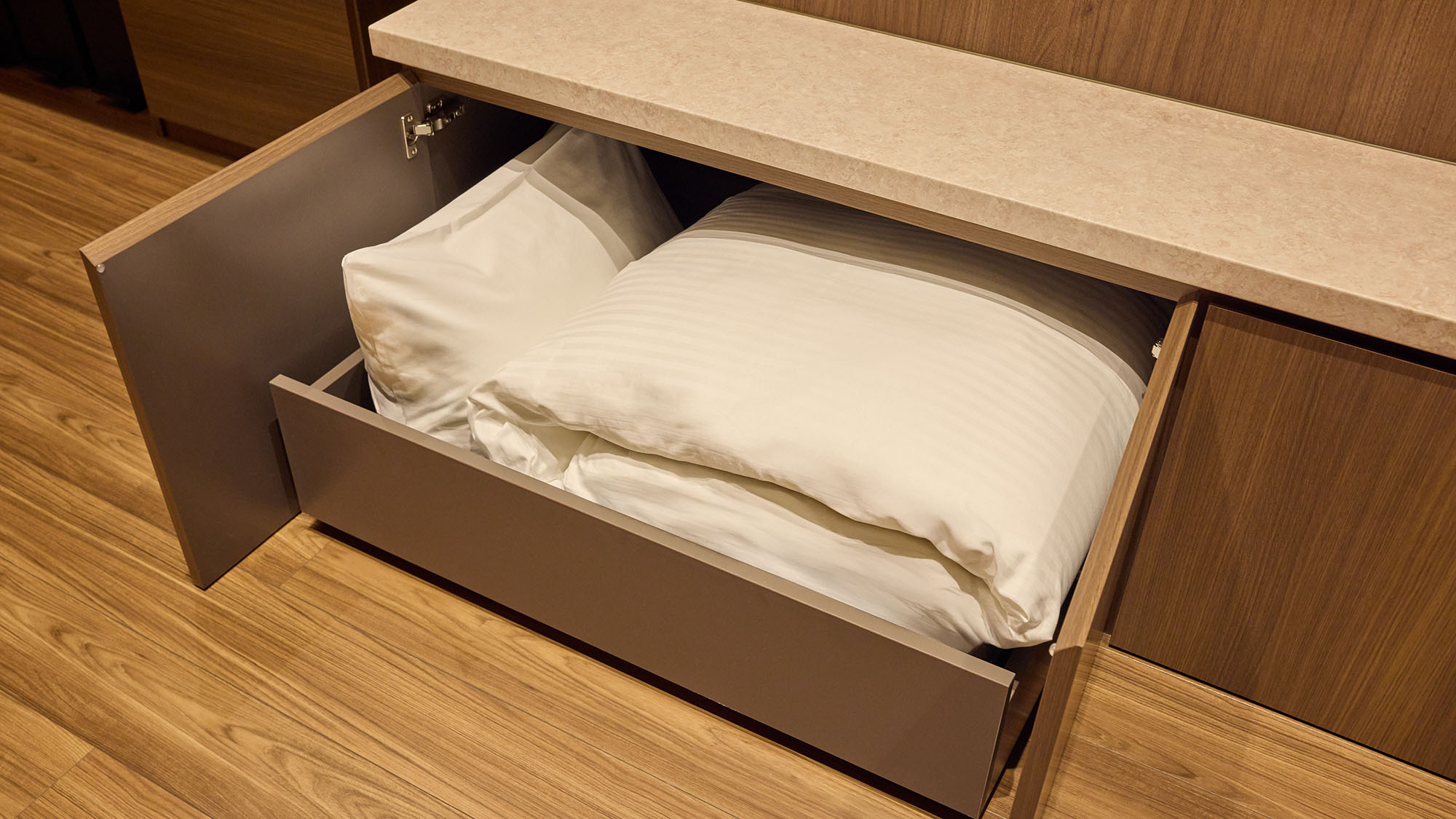 【C：備品】デイベッド用の寝具をTV下のカップボードへ収納しています