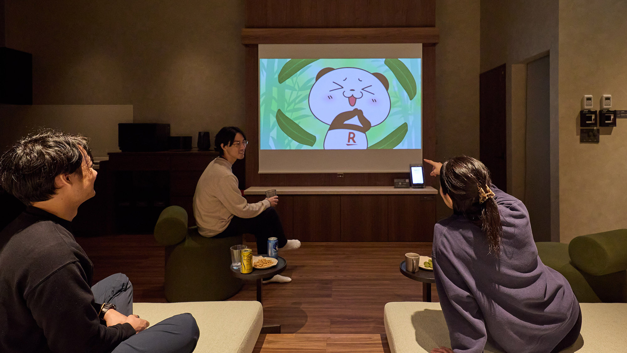 【C:イメージ】大迫力プロジェクター鑑賞で楽しいひと時を