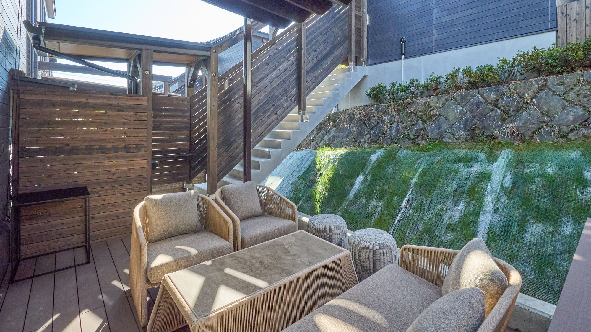 【B：テラス】テラスから露天風呂とサウナがある離れ棟へ