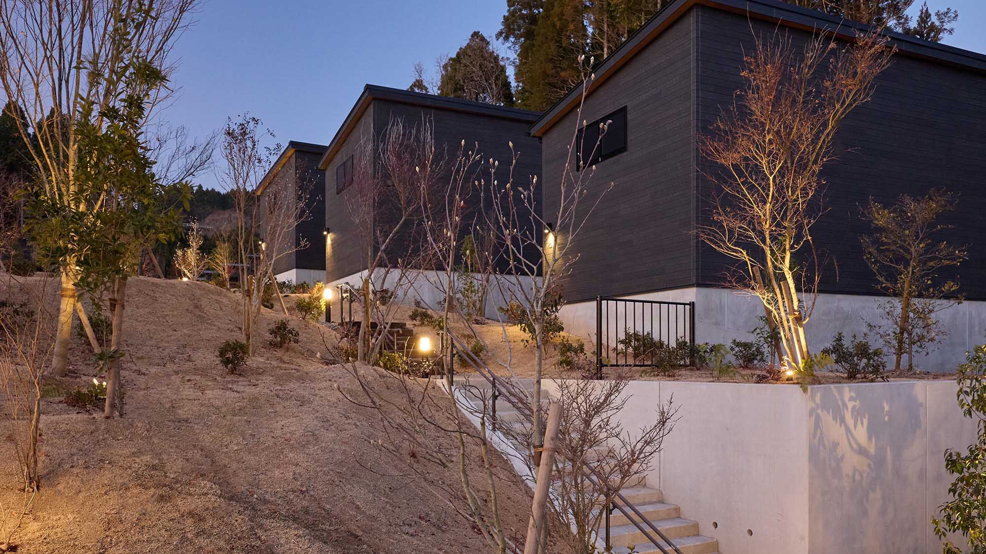 【外観：夕景】プライベートヴィラで、特別な宿泊体験を。