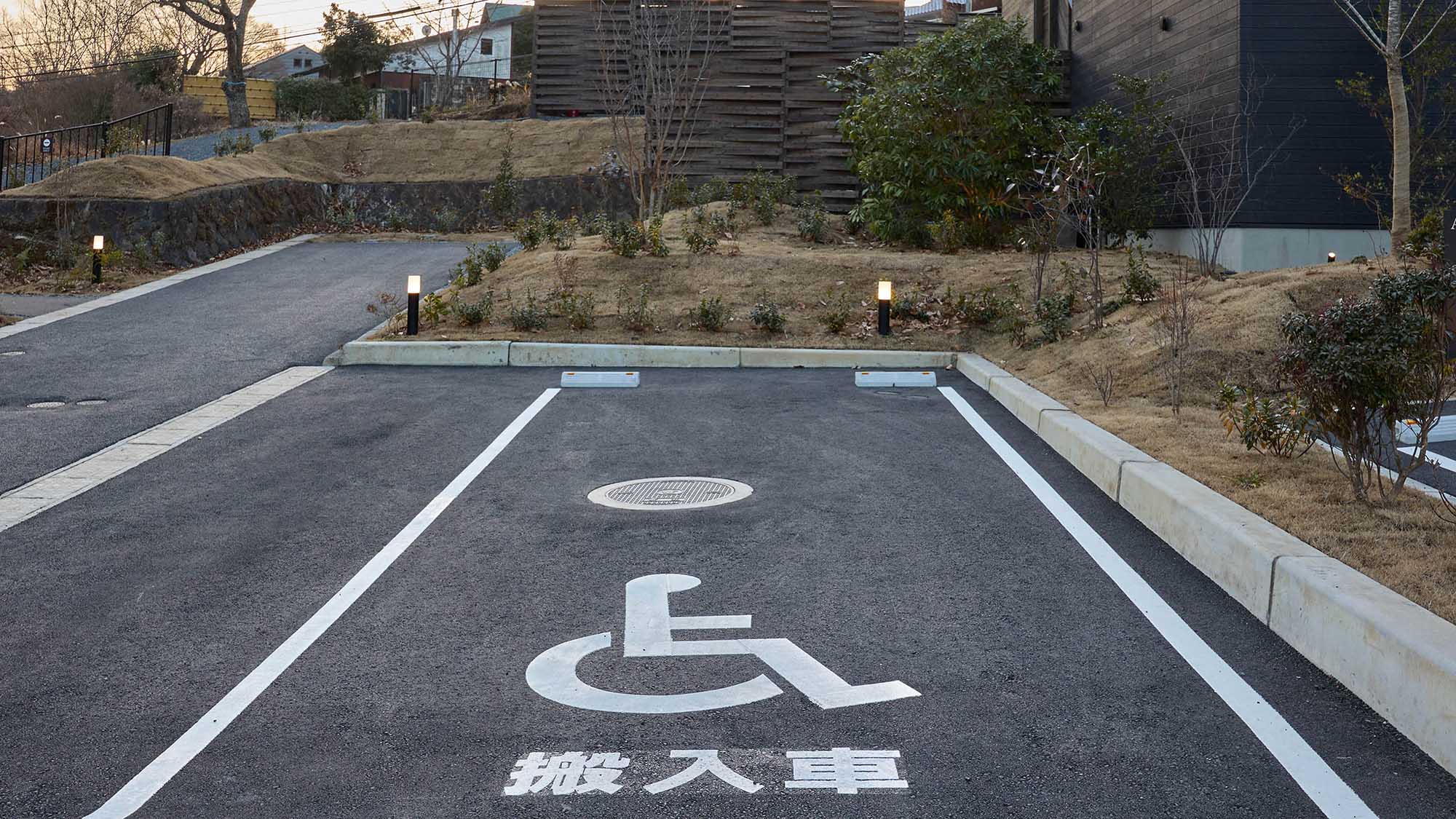 【その他：駐車場】障がい者用駐車スペース1台分あり（先着順）