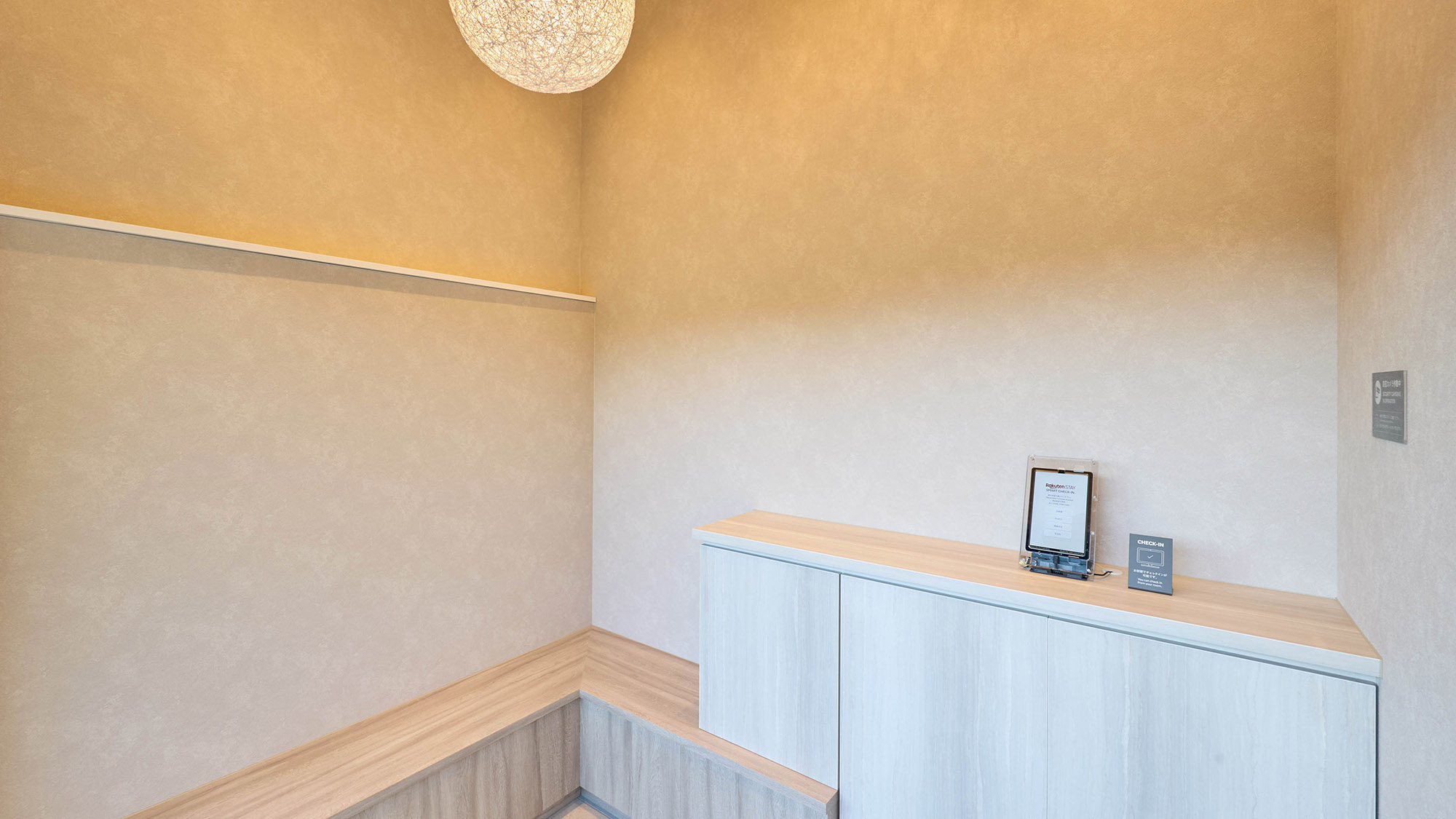 【その他：共用棟】チェックインタブレット、宿泊者どなたでも利用可能です