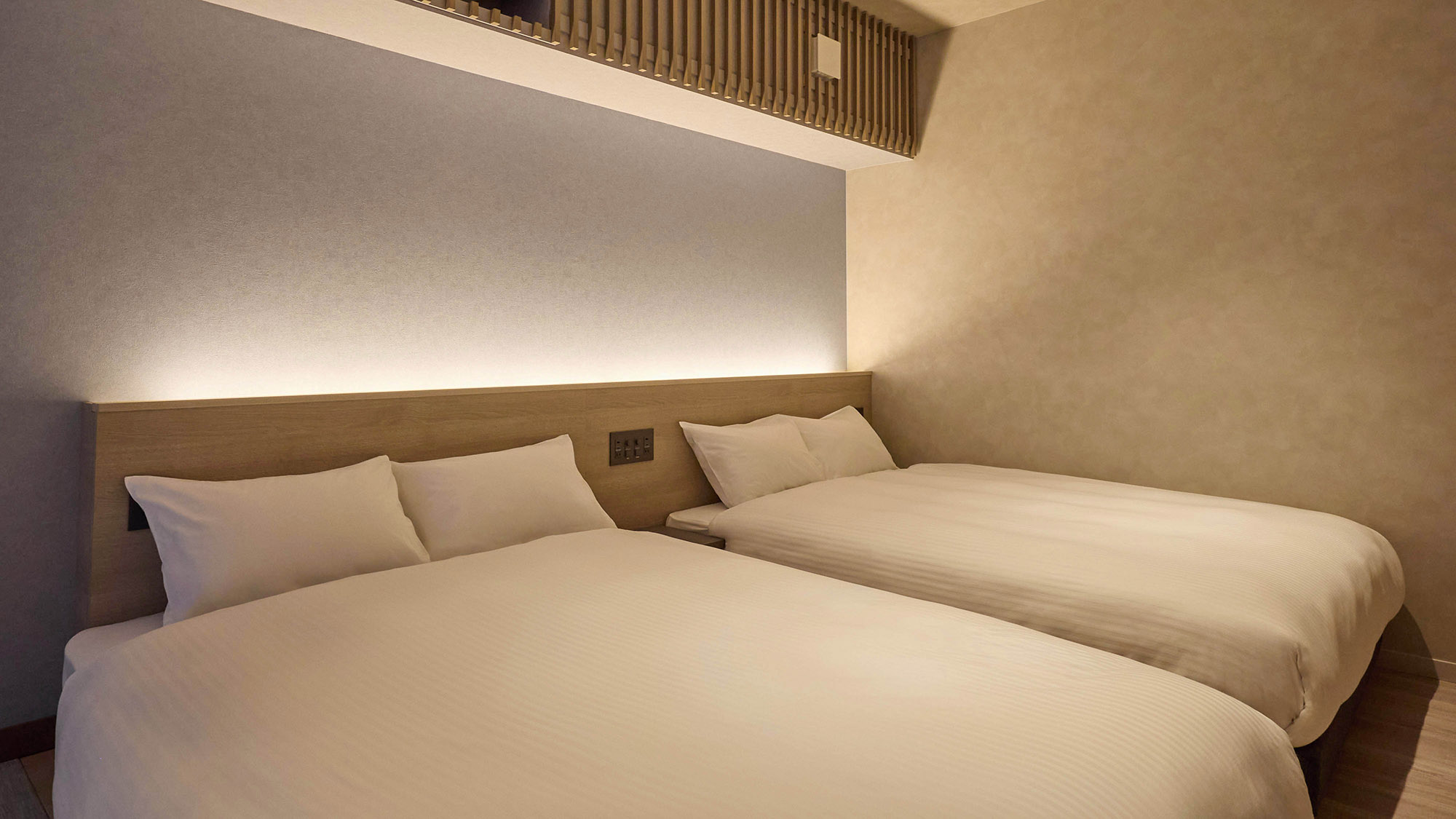 【A・Aペット：寝室】１F寝室にはダブルベッド2台と小上りに布団を敷いてお休みいただけます