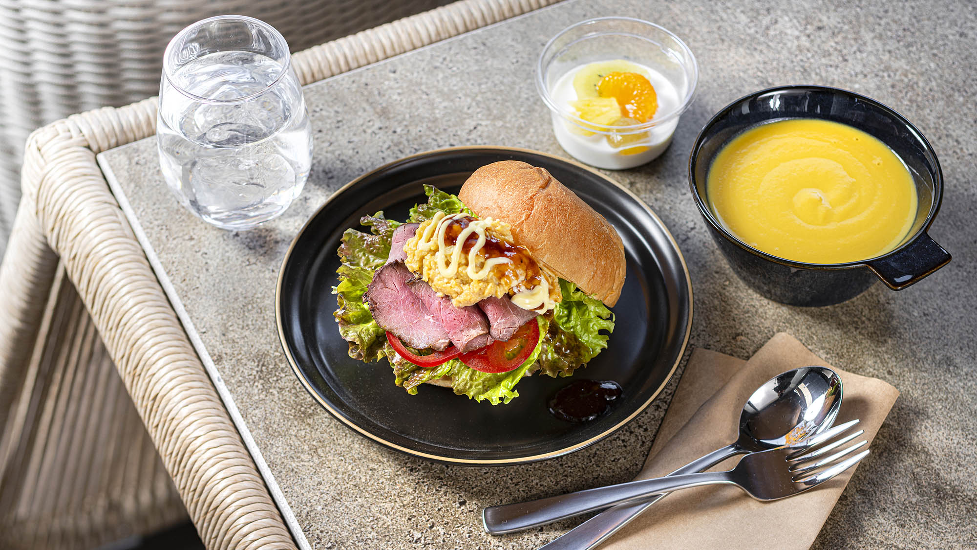 【食事：洋朝食】低温調理でしっとり仕上げたローストビーフをフワフワのバンズでサンド！