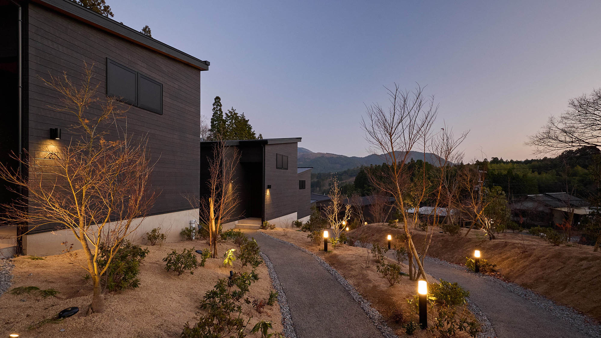 【外観：夕景】由布院の雄大な自然と調和したヴィラタイプ施設