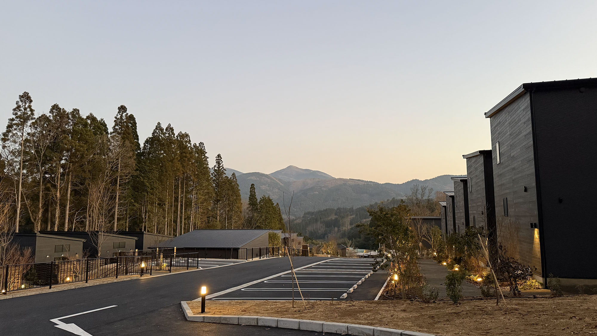 【外観：施設全体】敷地内の様子