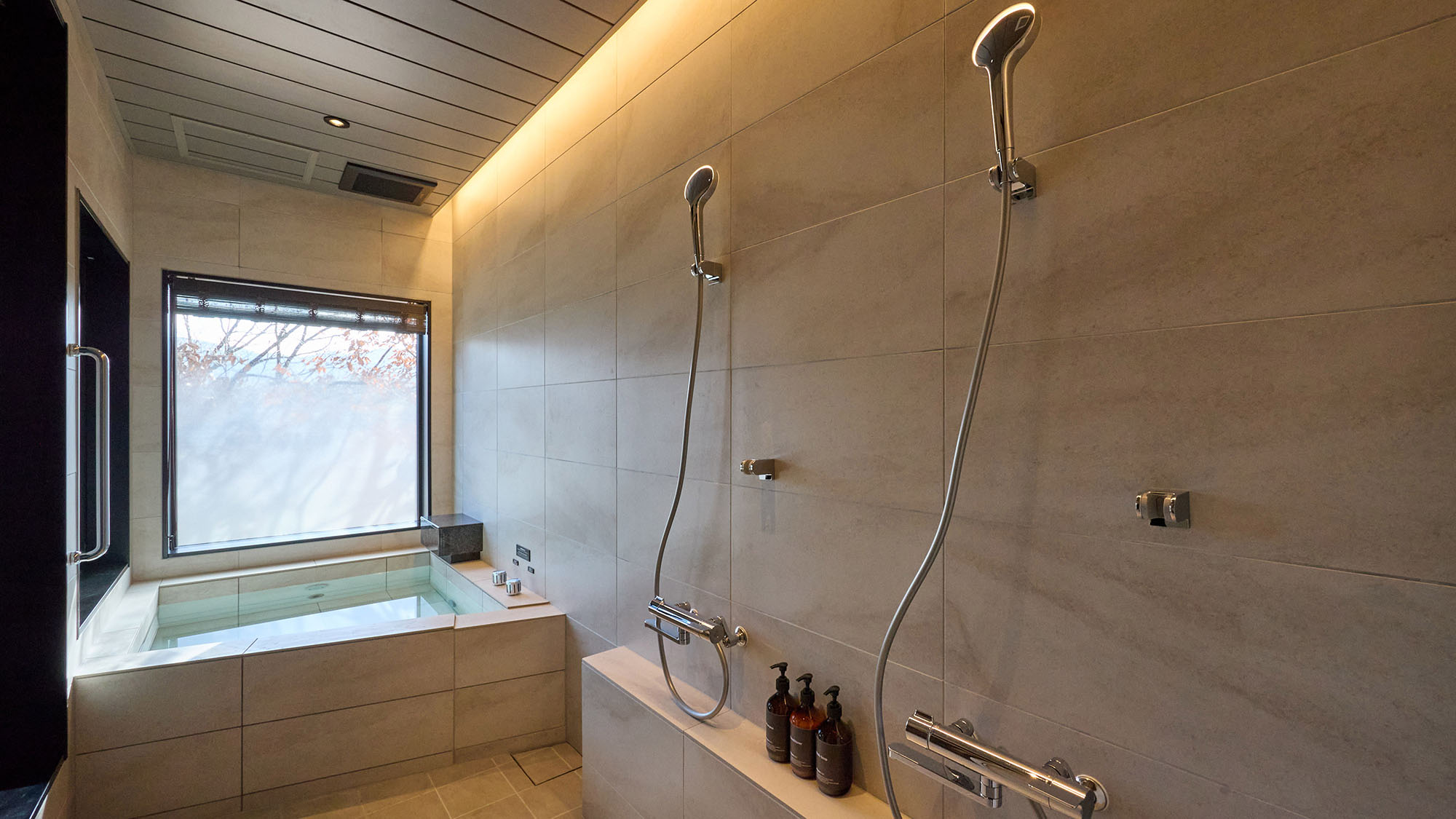 【A・Aペット：温泉風呂】露天風呂とは別に温泉を楽しめる内風呂も完備