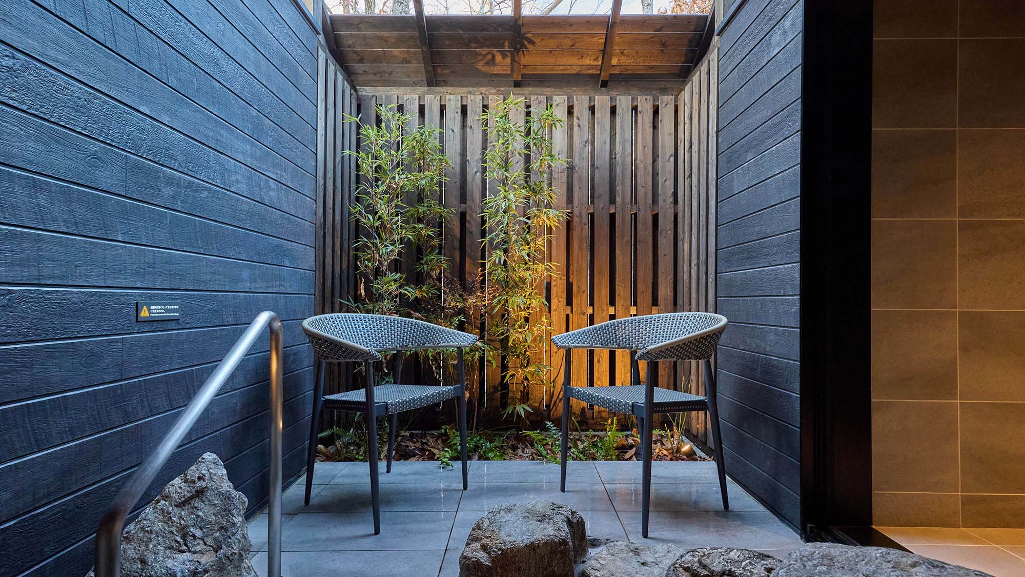 【B：外気浴スペース】火照った体を心地よく整えリラックス