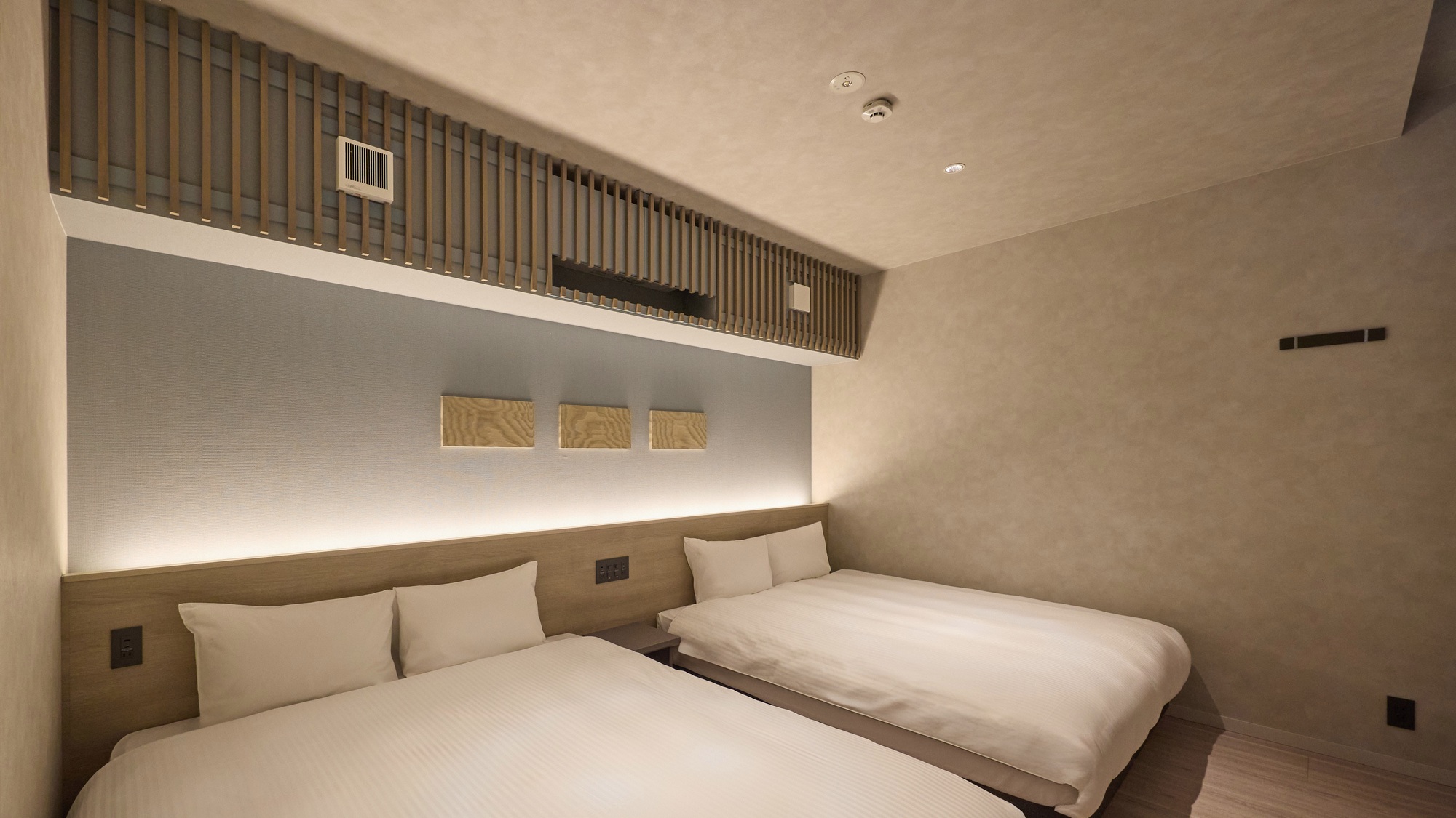 【A・Aペット：寝室】落ち着いた雰囲気の寝室。ゆとりのあるクイーンベッドを2台設置