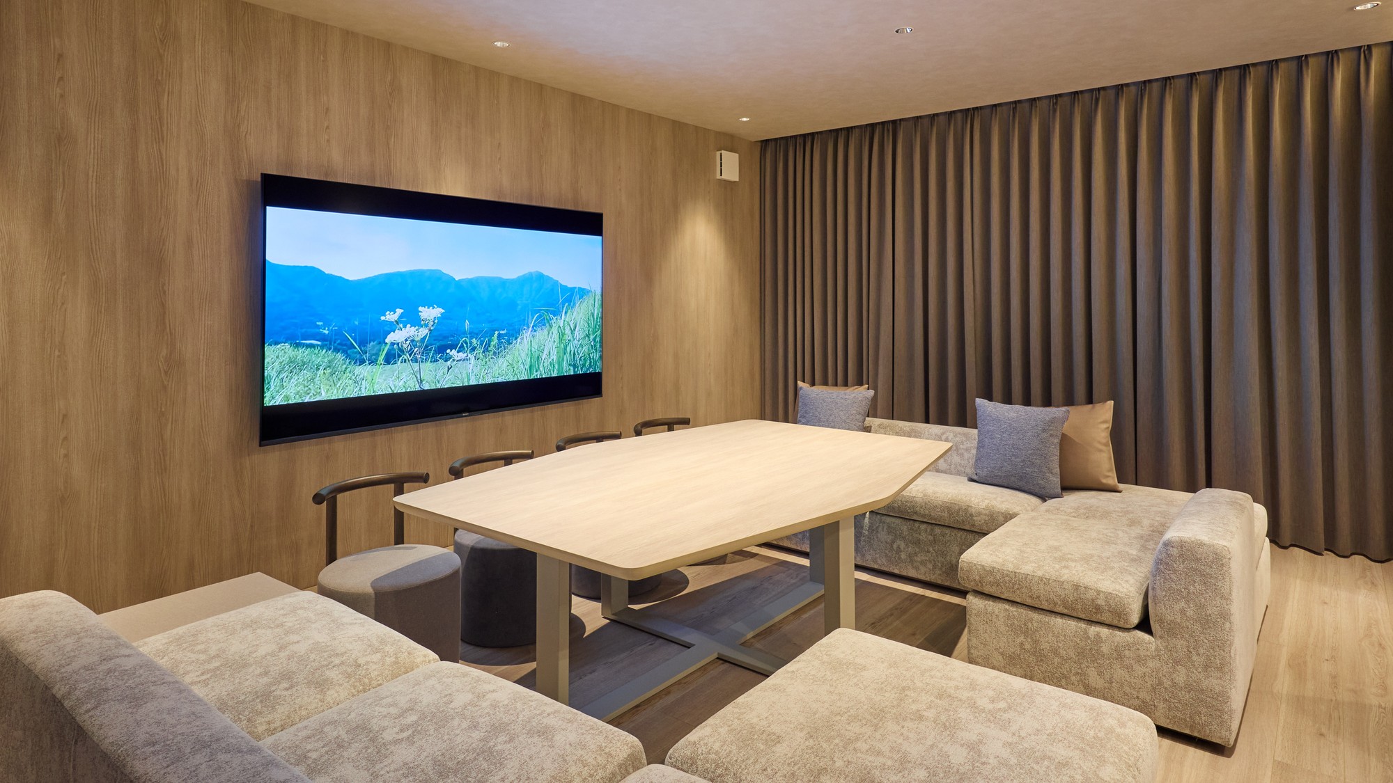 【A・Aペット：リビングダイニング】大きなダイニングテーブルを囲み家族・友達と団らんのひと時を