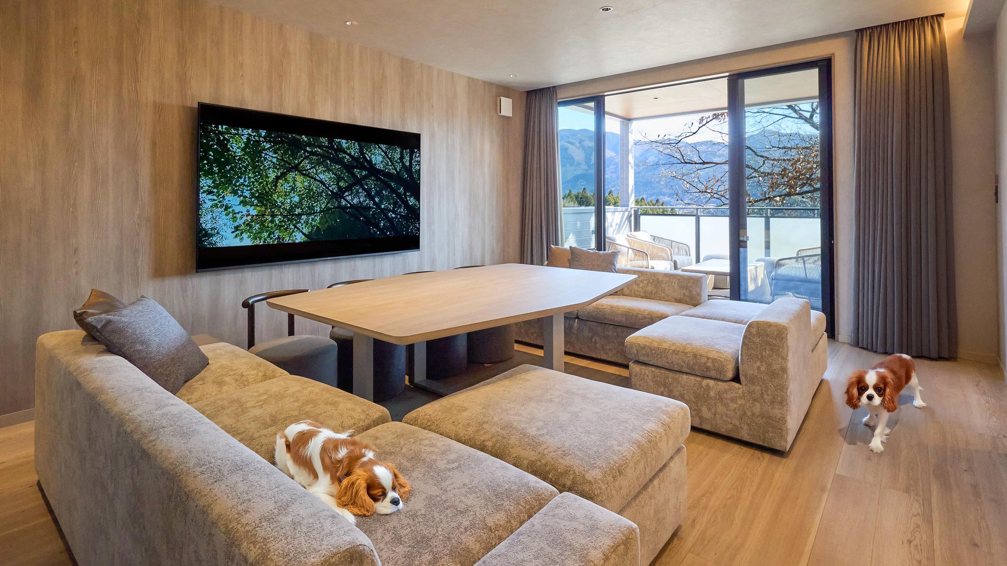 【A・Aペット：リビングダイニング】明るく開放的なリビングでワンちゃんも一緒にリラックス