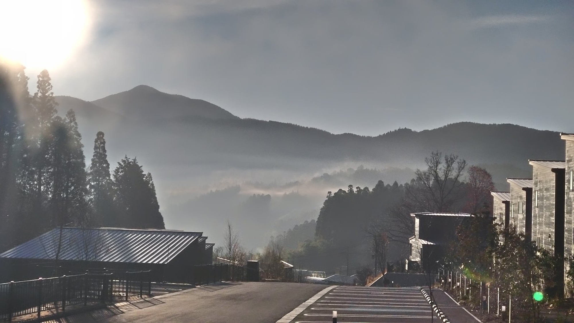 【外観：朝霧】由布院ならではの幻想的な朝霧