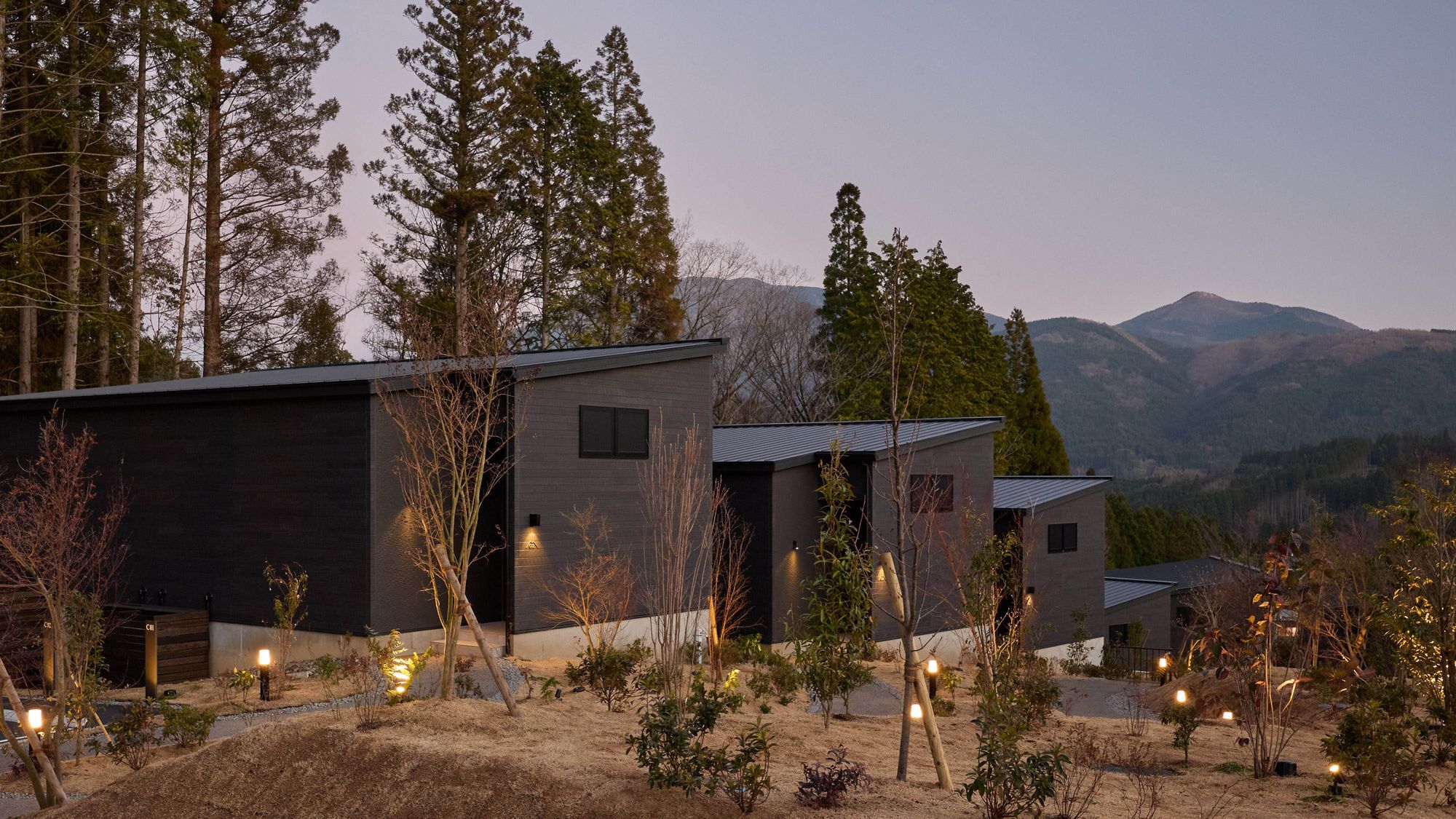 【外観：夕景】由布院の雄大な自然と調和したヴィラタイプ施設